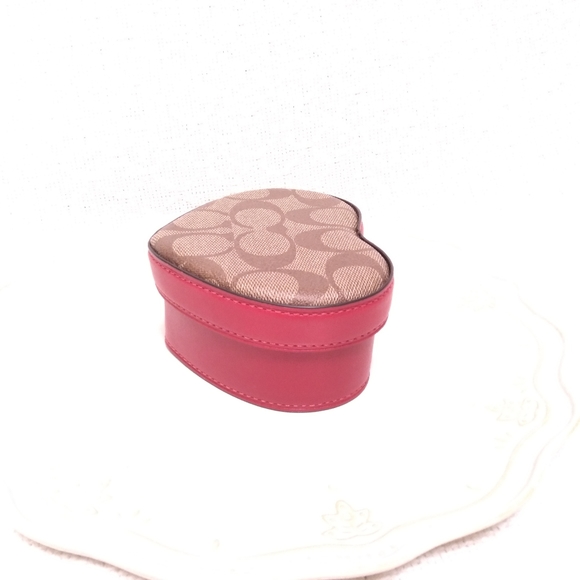 NWT Coach Heart Signature Khaki Red Trinket Box - Picture 2 of 13